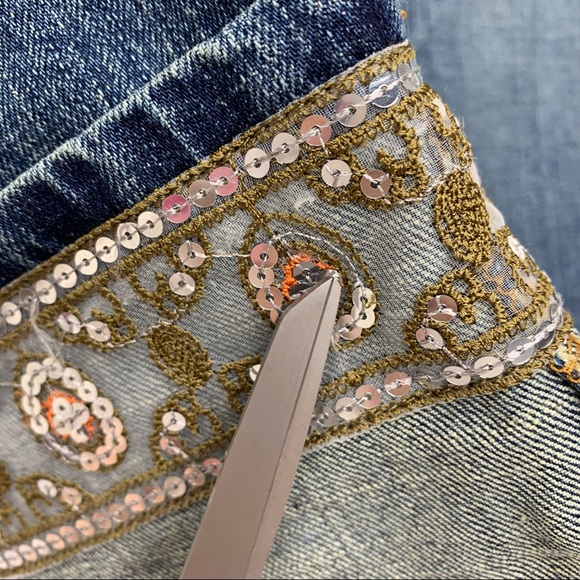Apt 9 Embroidered Sequin Cuffed Crop Capri Jeans Osaka Fade Distressing Size 8 - Picture 16 of 16